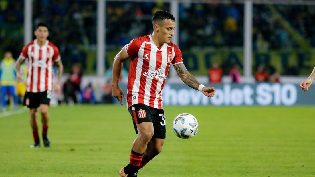 Tiago Palacios controla el balón en un partido. FOTO: Especial