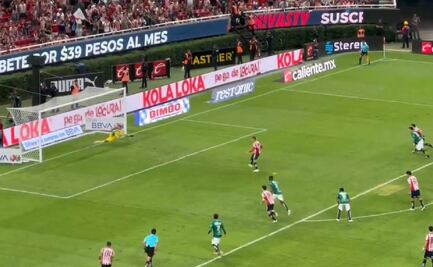 Piojo Alvarado adelantó a las Chivas ante León desde el manchón de penalti