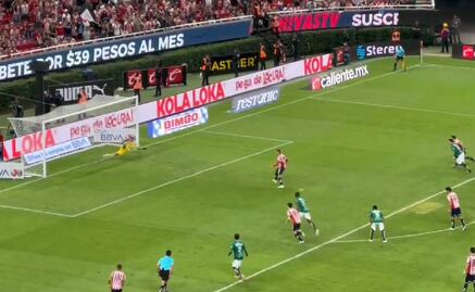 Piojo Alvarado adelantó a las Chivas ante León desde el manchón de penalti