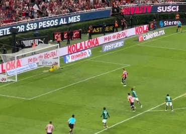 Piojo Alvarado adelantó a las Chivas ante León desde el manchón de penalti