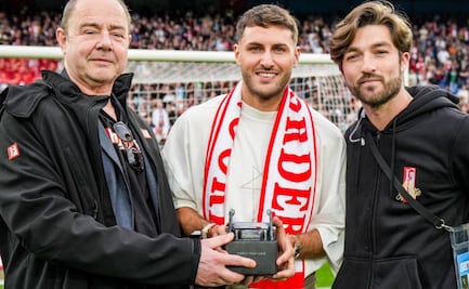 Santiago Giménez recibe emotivo homenaje en su regreso al Feyenoord 