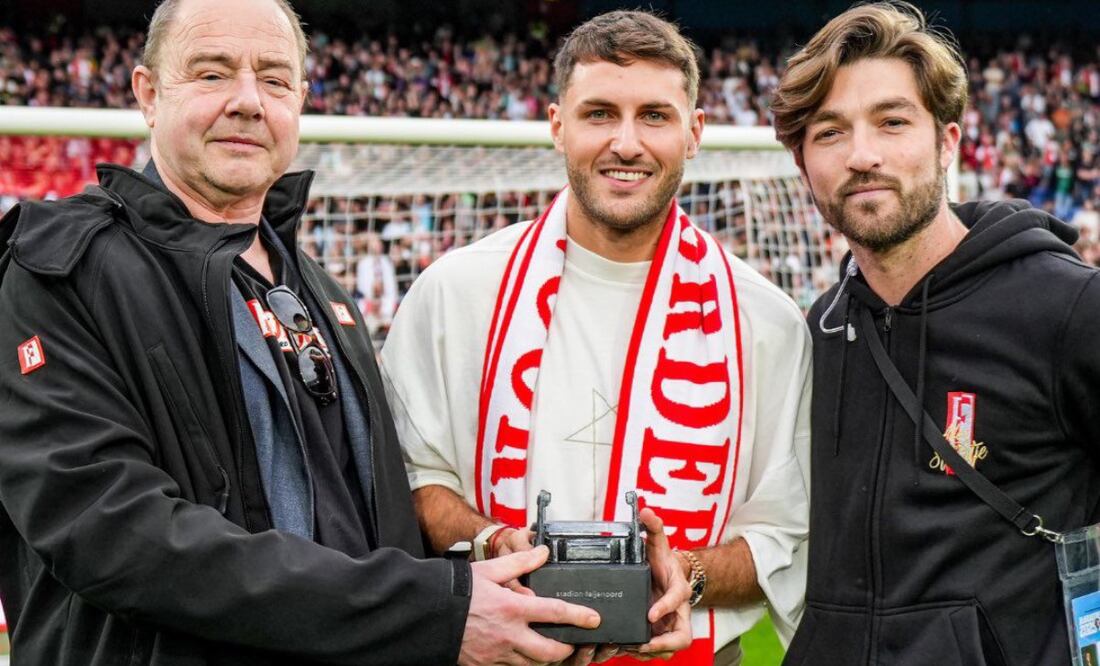 Santiago Giménez es homenajeado por el Feyenoord Foto: @DeFeijenoorder