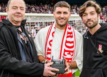 Santiago Giménez recibe emotivo homenaje en su regreso al Feyenoord