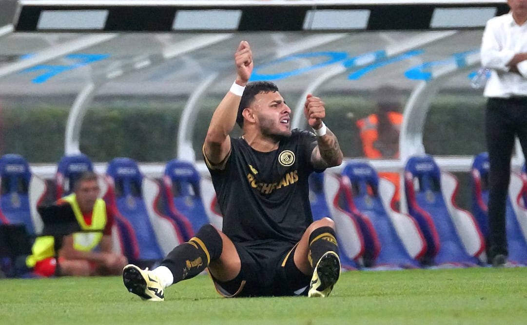 Alexis Vega se lamenta con el árbitro luego de una acción ante Chivas. Foto: Imago7