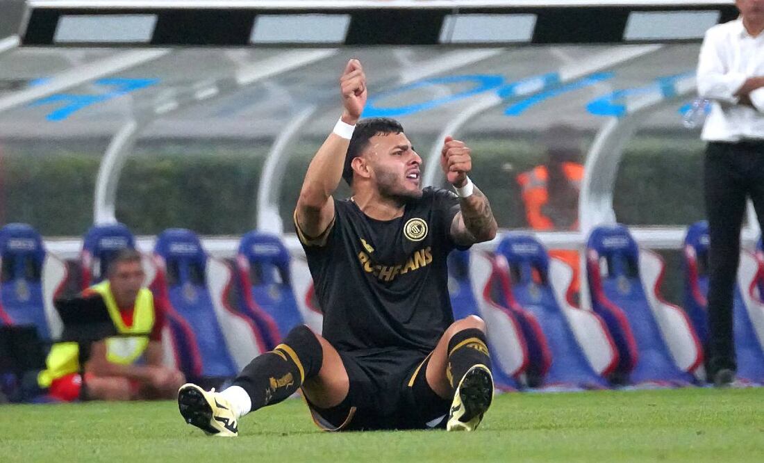 Alexis Vega se lamenta con el árbitro luego de una acción ante Chivas. Foto: Imago7