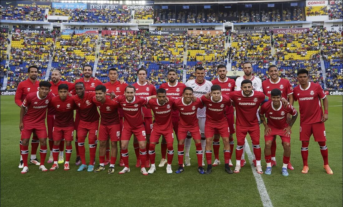 Jugadores del Toluca posan para la foto previa al partido contra América en el Estadio Ciudad de los Deportes. FOTO: Imago7