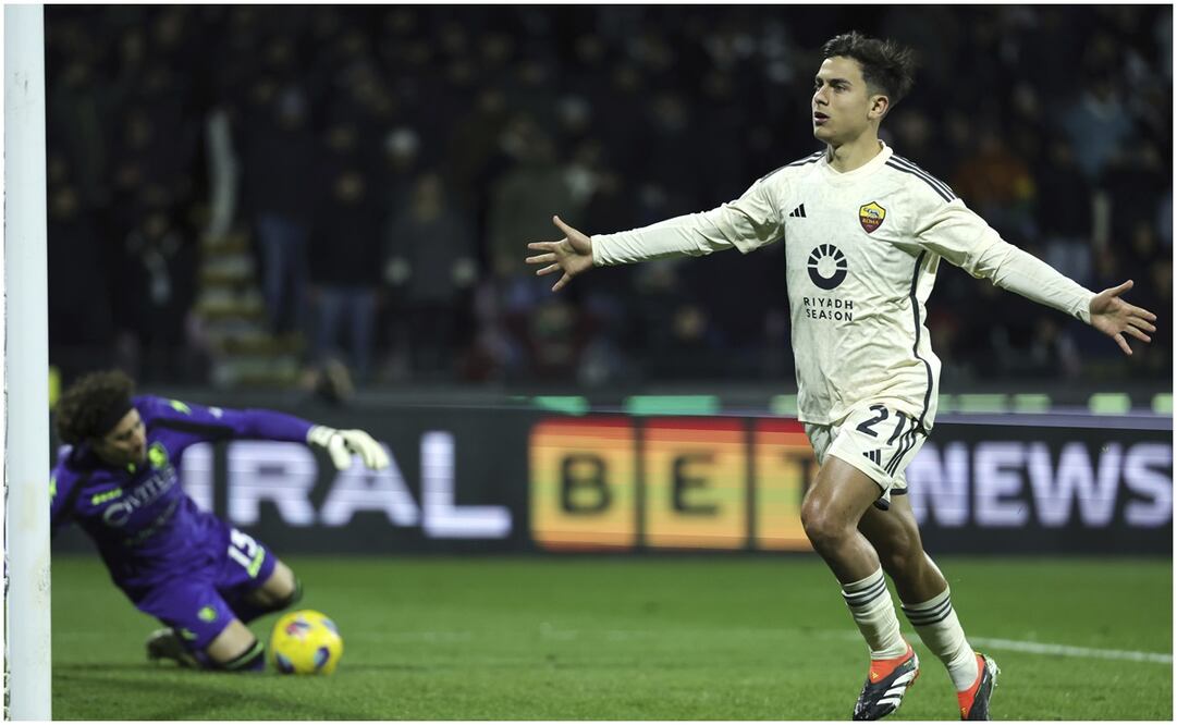 Paulo Dybala celebrando gol ante la Salernitana con Guillermo Ochoa de fondo / FOTO: AFP