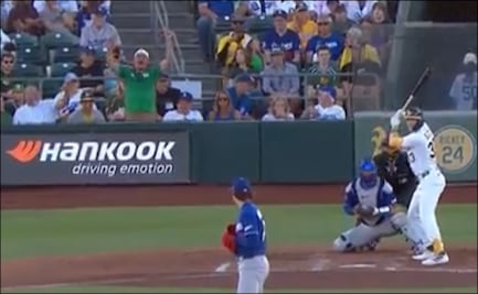 Aficionado mexicano celebra gol del Tri durante juego de los Dodgers y se vuelve viral en redes