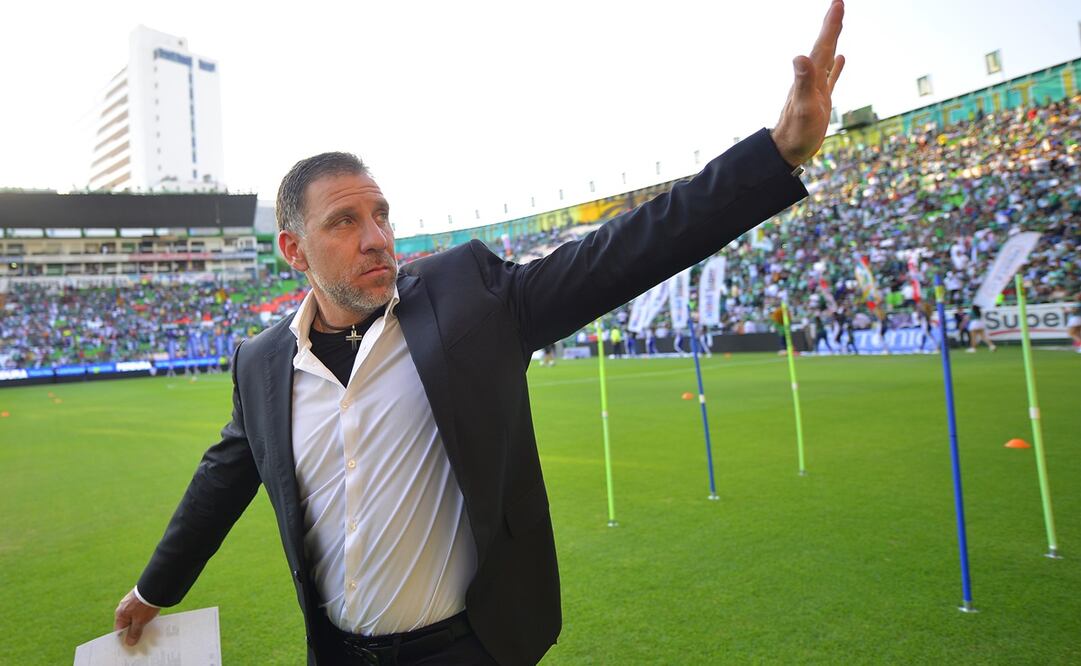 Alberto García Aspe saludando en el Estadio León, durante el torneo Clausura 2019 - Foto: Imago7