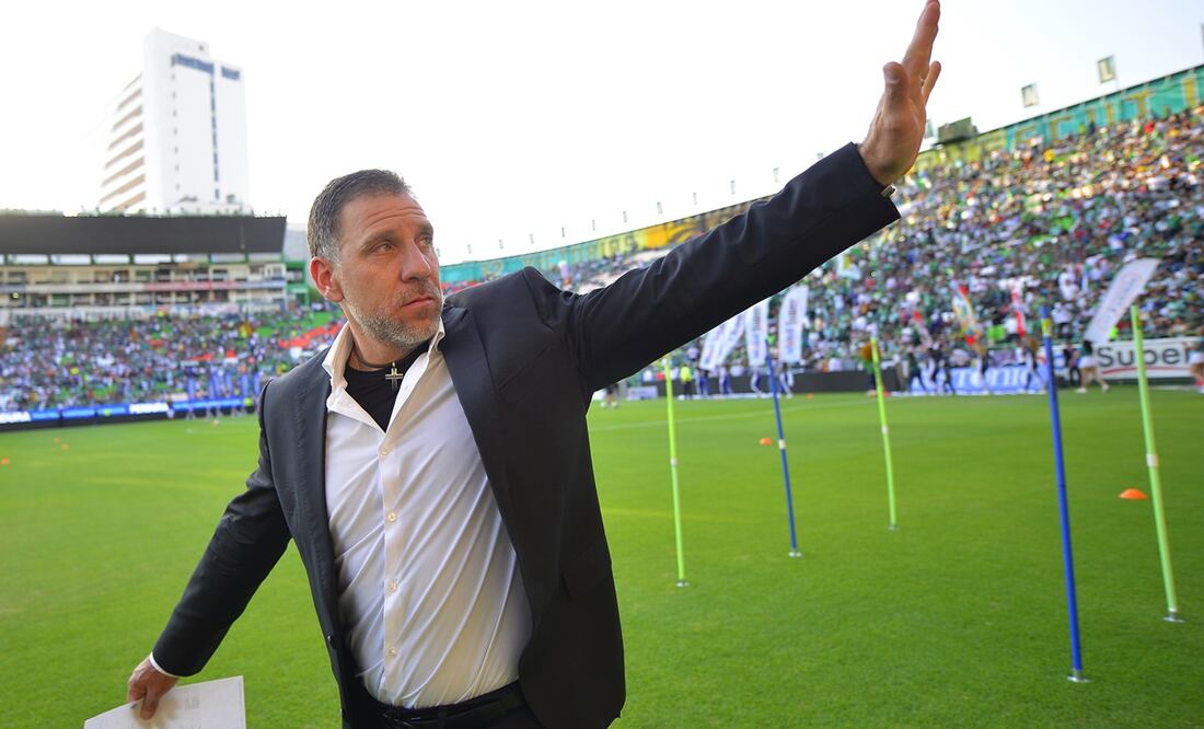 Alberto García Aspe saludando en el Estadio León, durante el torneo Clausura 2019 - Foto: Imago7