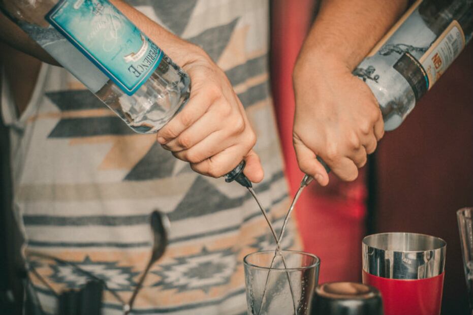 ¿Qué es el alcohol adulterado y cómo daña a tu cuerpo?