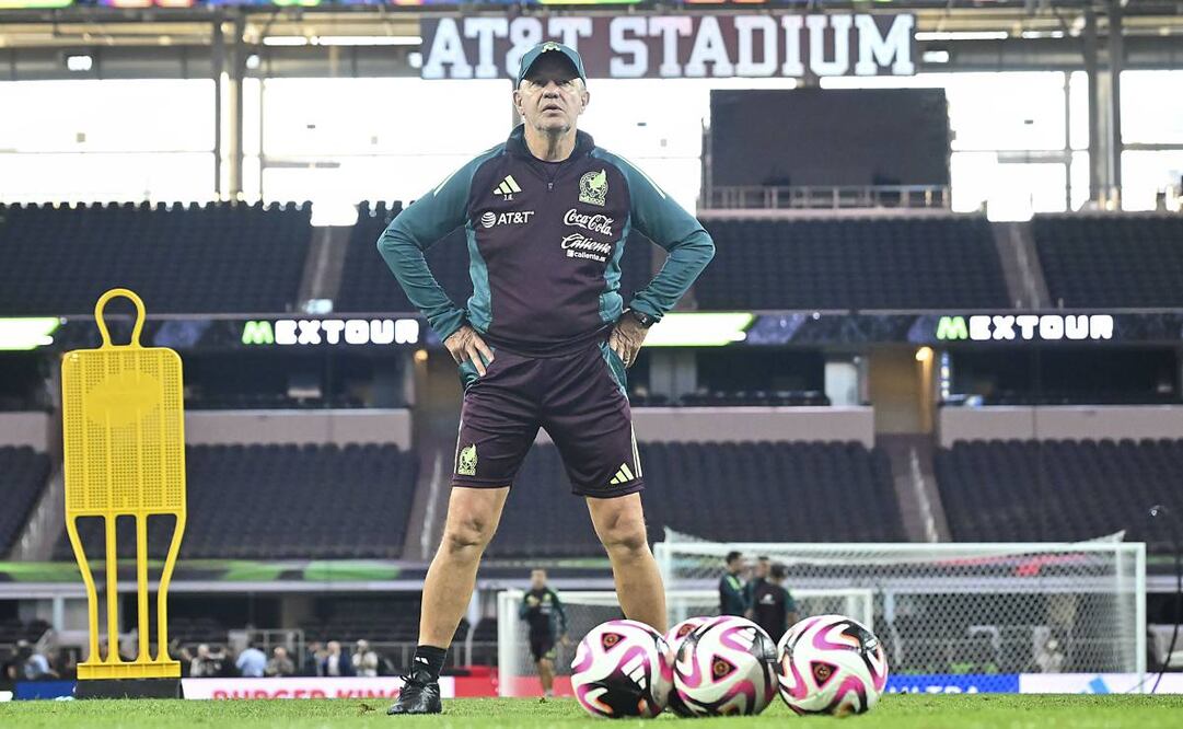 Javier Aguirre supervisando el entrenamiento. Foto: Imago.