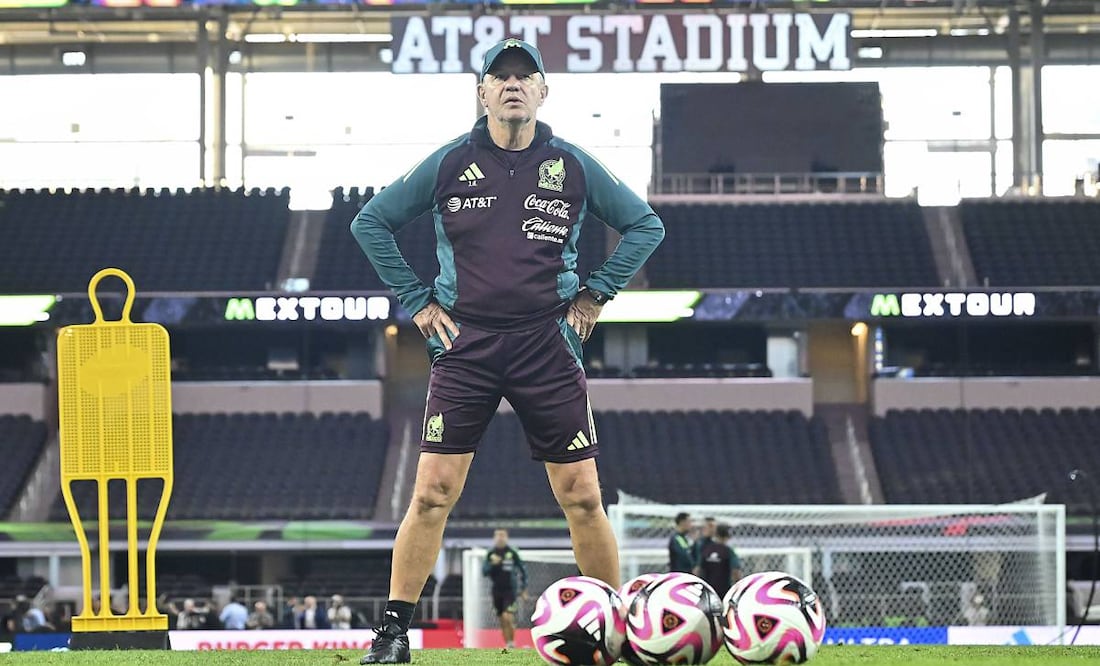 Javier Aguirre supervisando el entrenamiento.  Foto: Imago.