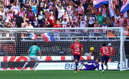 ¡Chivas no le gana a nadie! Con todo y Chicharito el León se metió a La Fortaleza y les sacó los tres puntos 