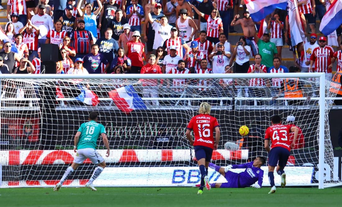 Federico Viñas sentenció a las Chivas desde el manchón de penalti. Foto: Imago7