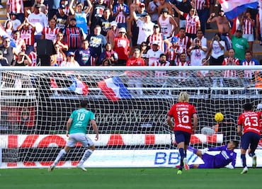¡Chivas no le gana a nadie! Con todo y Chicharito el León se metió a La Fortaleza y les sacó los tres puntos