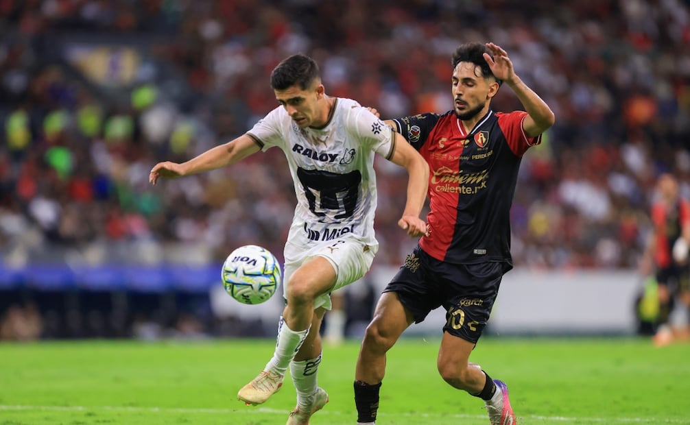 Rodrigo López en disputa por el esférico / Foto: Imago7