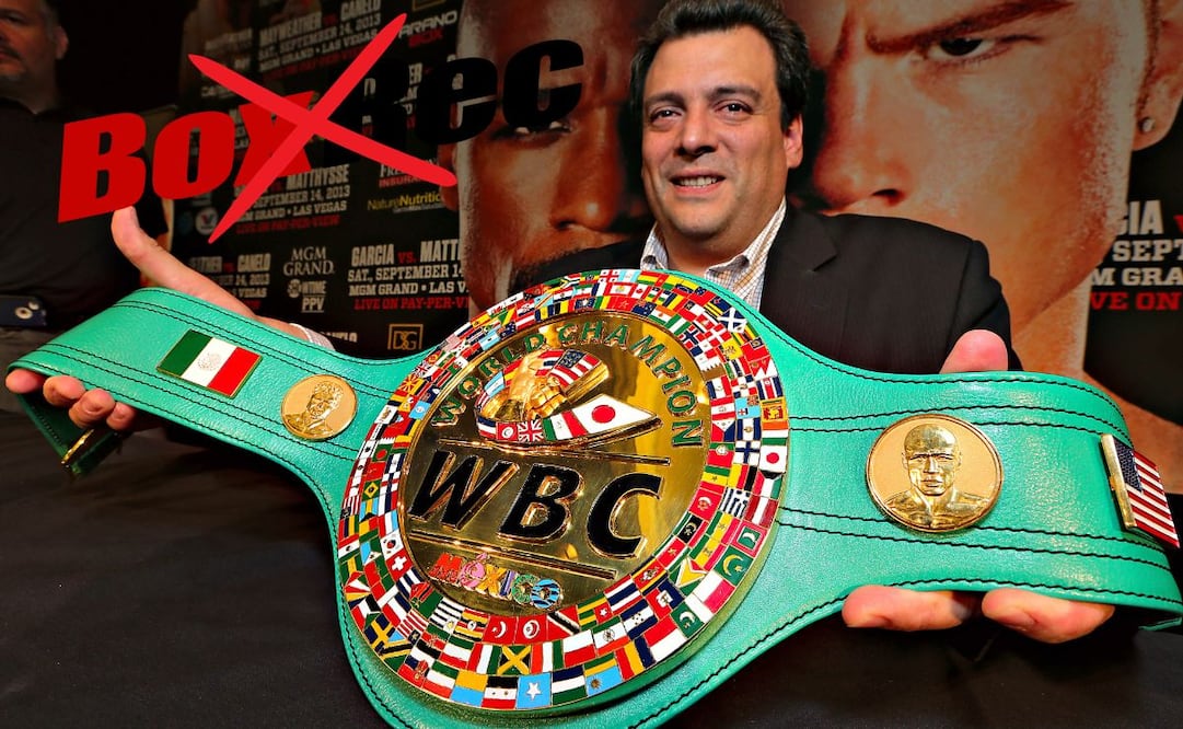 Mauricio Sulaimán con un cinturón del WBC perteneciente a Canelo Álvarez / FOTO: Imago7