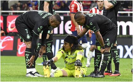 Carlos Acevedo vuelve a salir lesionado y enciende las alarmas en Santos