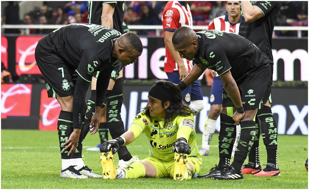 Carlos Acevedo salió lesionado del partido ante Chivas - Imago7