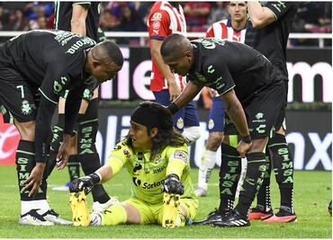 Carlos Acevedo vuelve a salir lesionado y enciende las alarmas en Santos