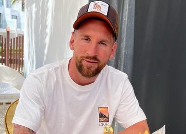 ¿Cómo es y cuánto cuesta la camiseta urbana de Leo Messi que usó en su llegada a la Argentina y fue furor?