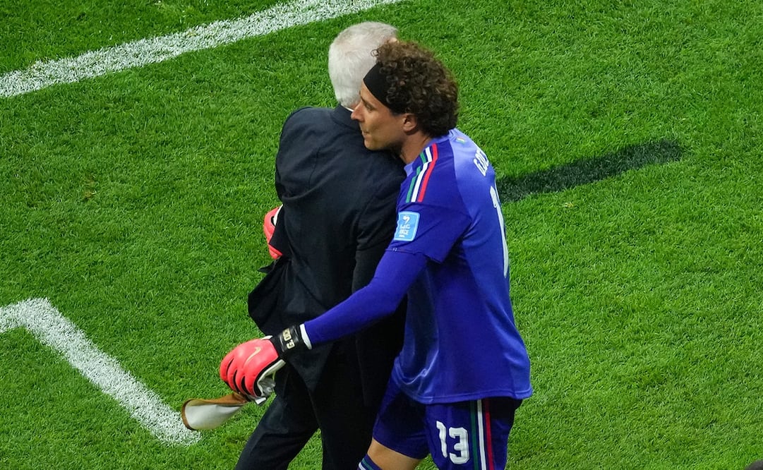 Guillermo Ochoa y Javier Aguirre durante el encuentro México vs Chequia. FOTO: IMAGO7