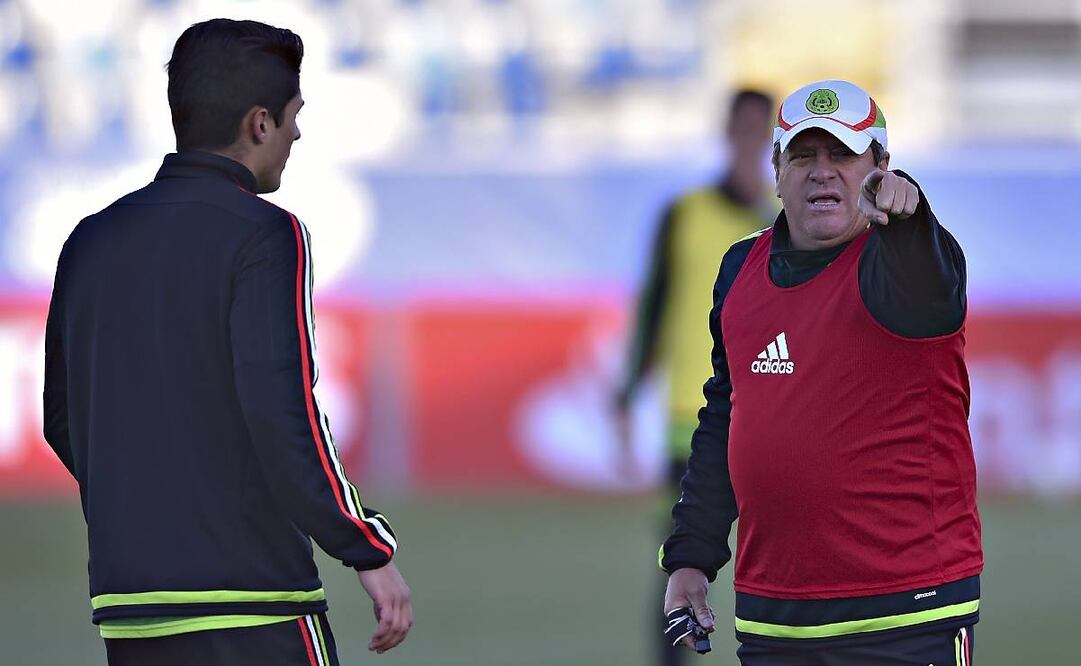 Miguel Herrera acabó su proceso en la Selección Mexicana tras encarar a Christian Martinoli en un aeropuerto en 2015. Foto: Imago7