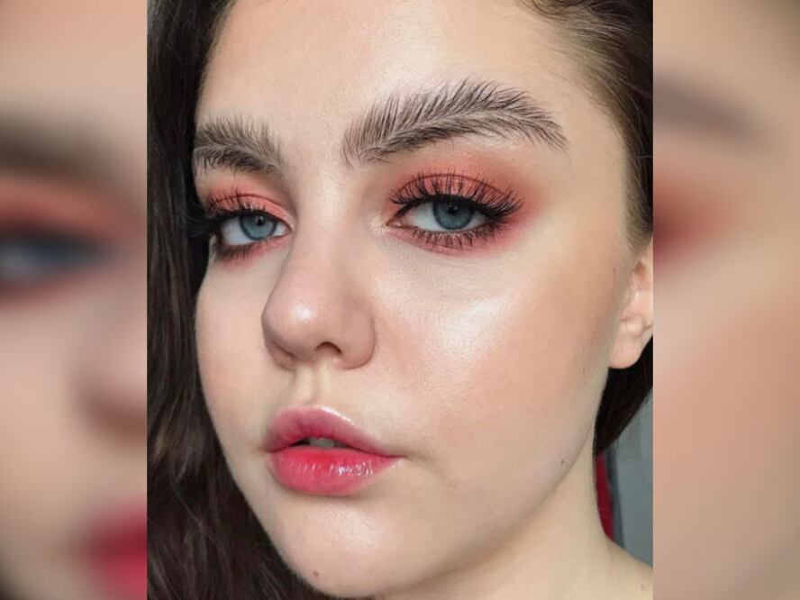 Esta fue la moda que lo inició todo. Para crearla, sólo debes dividir tu ceja y peinar una mitad hacia arriba y la otra hacia abajo. (Foto: Instagram/stella.s.makeup)