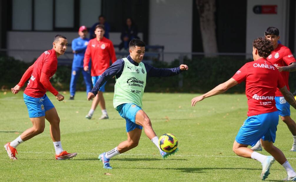 Un jugador de Chivas está molesto debido a que Óscar García Junyent lo tiene borrado. Foto: Especial