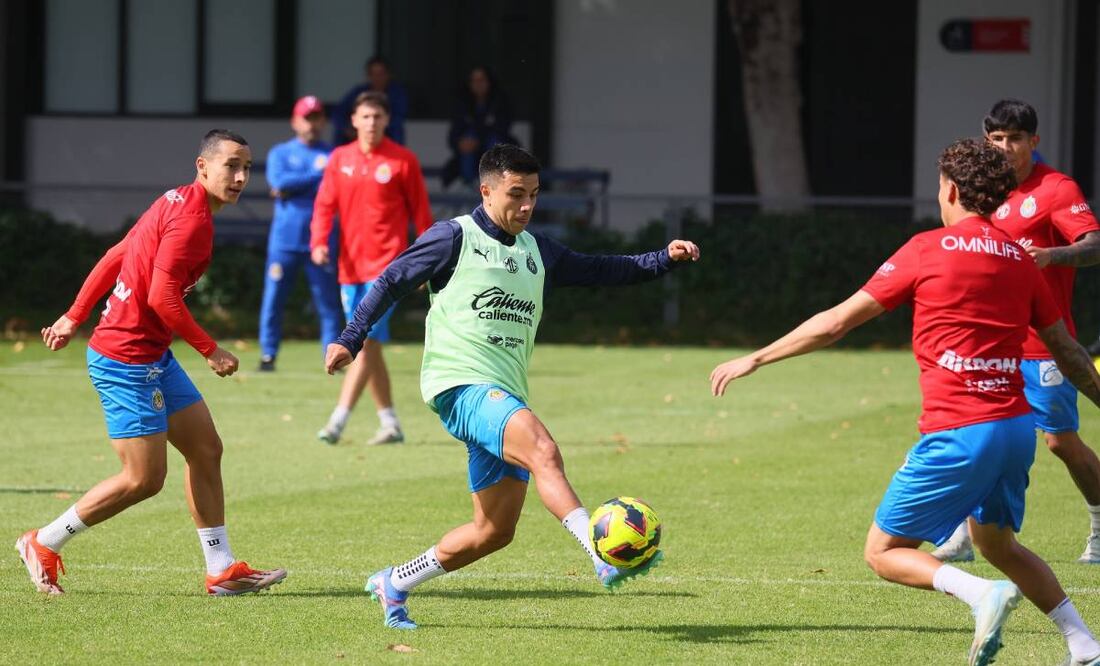 Un jugador de Chivas está molesto debido a que Óscar García Junyent lo tiene borrado. Foto: Especial