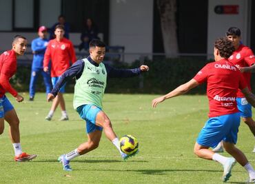 Revelan que jugador de Chivas está molesto con Óscar García por tenerlo borrado