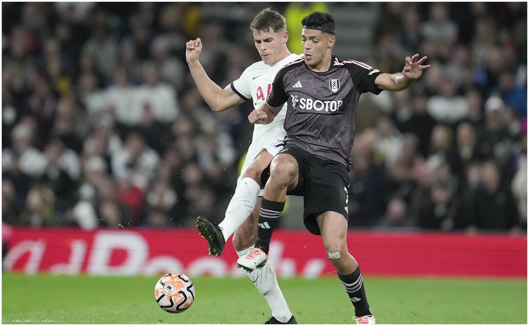 Raúl Jiménez peleando un balón ante el Tottenham / FOTO: AP