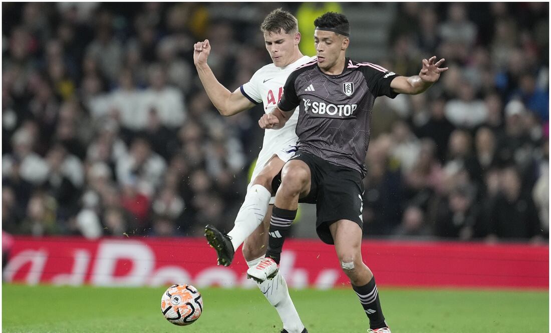Raúl Jiménez peleando un balón ante el Tottenham / FOTO: AP