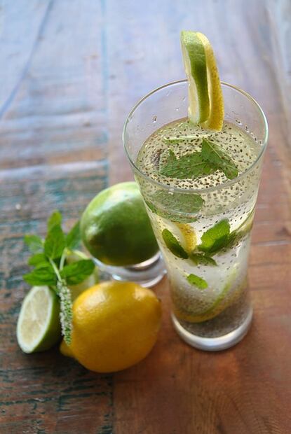 ¿No te gusta el agua simple? Aquí 3 aguas naturales para calmar el calor e hidratarte