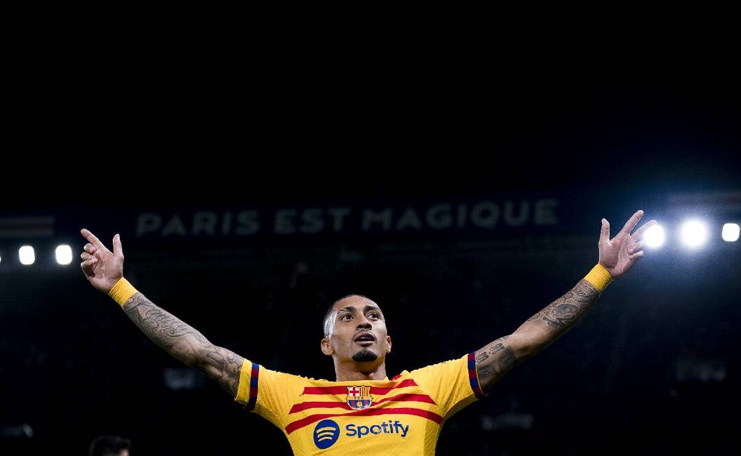 Raphinha festeja el gol que revivió al Barcelona ante el PSG. Foto: @FCBarcelona