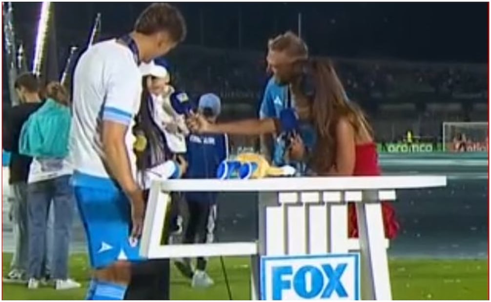 Foto que captó el momento entre Chiquete y Claudia Sánchez Foto: @BenjiPrise