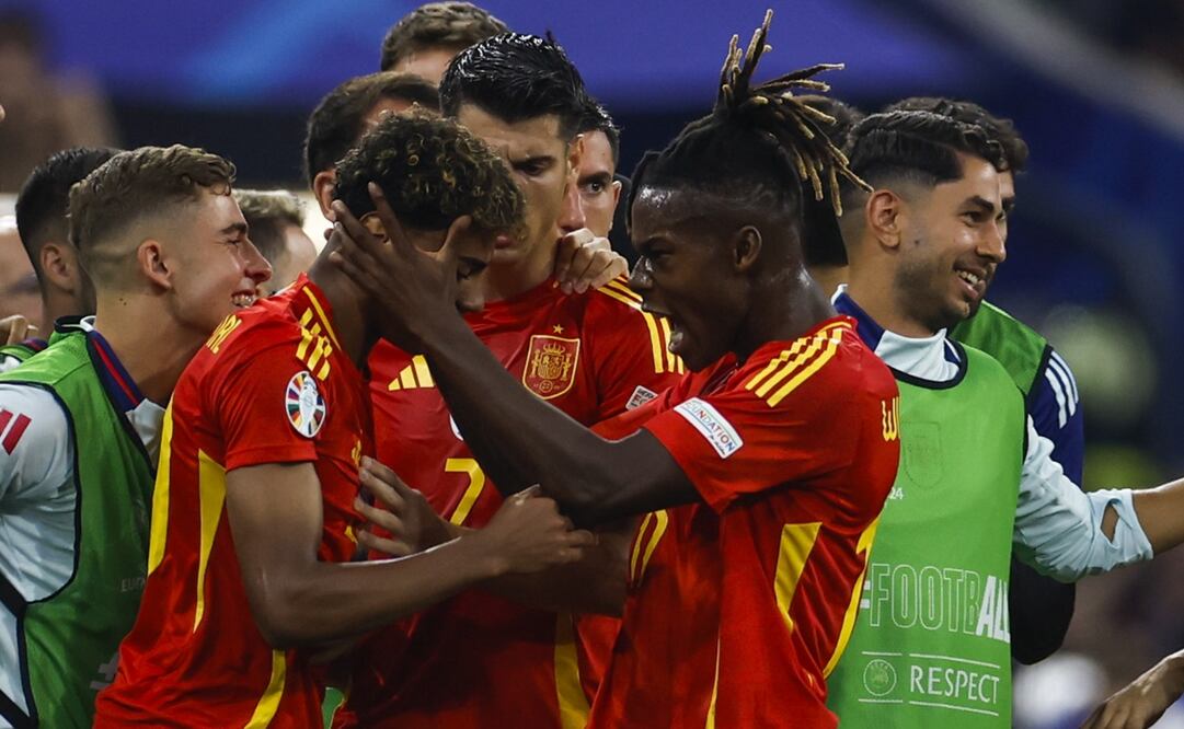 Nico Williams felicita a Lamine Yamal, durante el duelo entre España y Francia - Foto: EFE