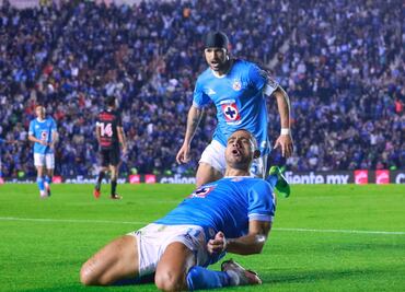 Cruz Azul pita con una contundente goleada ante Tijuana en la fecha tres