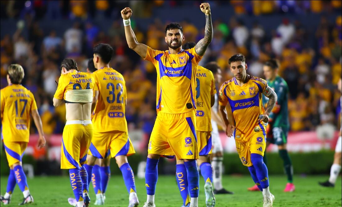 Jugadores de Tigres celebran tras marcar uno de los goles ante Necaxa. FOTO: Imago7