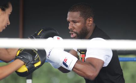 Floyd Mayweather Jr presume "un poco de su poder" durante su entrenamiento público en la CDMX