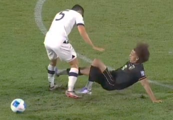 Carrasquilla cometió una nueva plancha jugando con la selección de Panamá ¿Lesionó al rival?