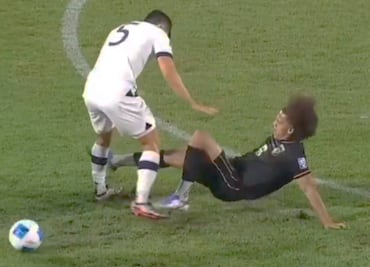 Carrasquilla cometió una nueva plancha jugando con la selección de Panamá ¿Lesionó al rival?