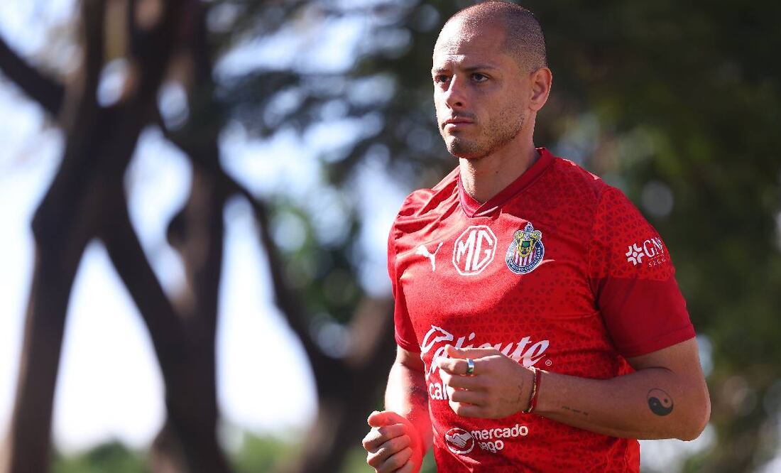 Chicharito Hernández está listo para jugar con Chivas el sábado ante Puebla. Foto: Chivas