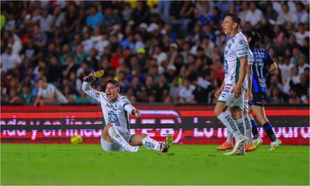 James Rodríguez avienta el zapato ¿al árbitro? tras una falta no marcada