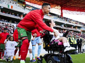 Cristiano Ronaldo conmueve a la afición con actitud que tuvo con niña discapacitada