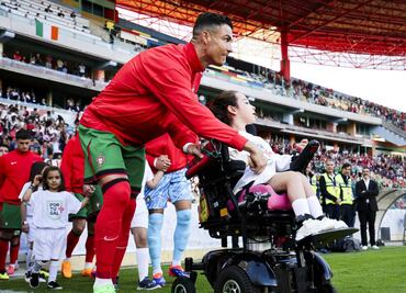 Cristiano Ronaldo conmueve a la afición con actitud que tuvo con niña discapacitada