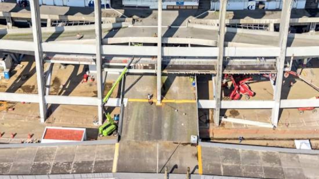 También están renovando la losa de los accesos a los túneles que dirigen a las gradas. Foto: Especial