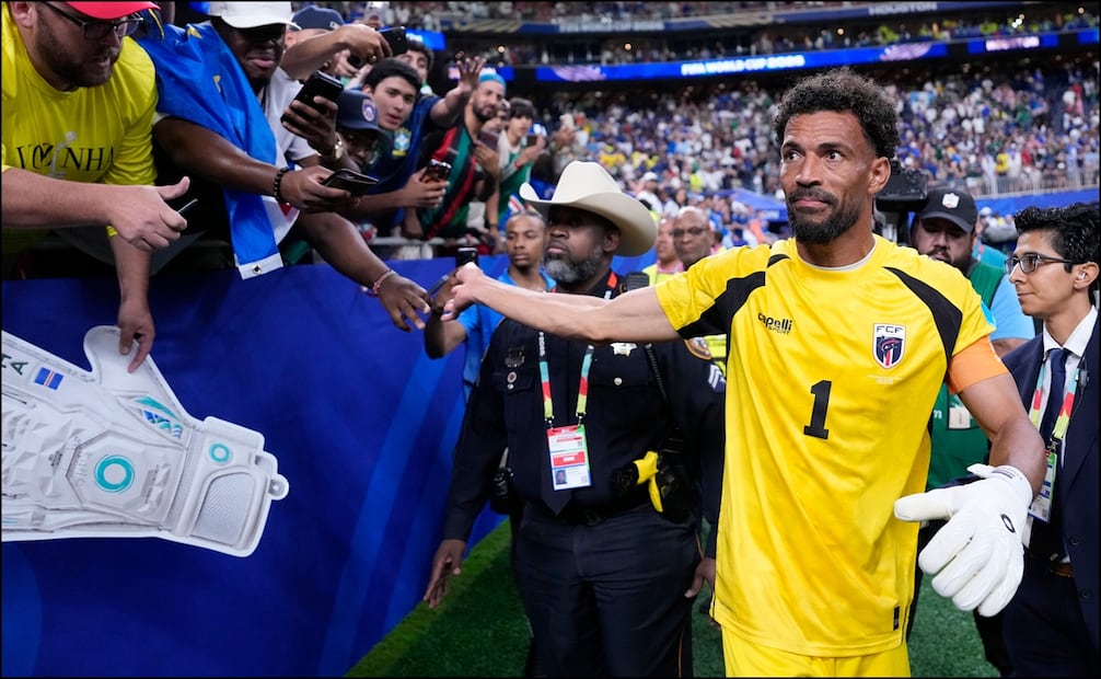 Vozinha, guardameta de Cabo Verde, celebra con fans después del duelo del Group H entre Cabo Verde y arabia Saudita. FOTO: AP