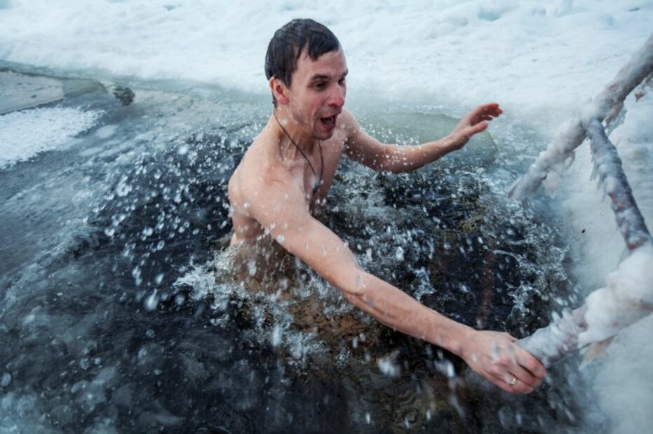Lugares donde es tradición nadar en agua helada en invierno 